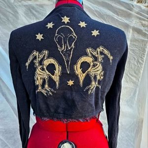 Gothic style short black sweater with lace and crows